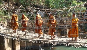 Kambodscha - Khmer: ព្រះរាជាណាចក្រកម្ពុជា, Preăh Réachéanachâk Kâmpŭchéa